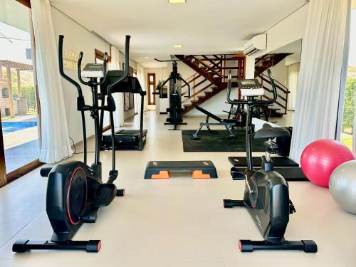特赖里The Coral Beach Resort by Atlantica的健身房设有跑步机、健身器材和楼梯
