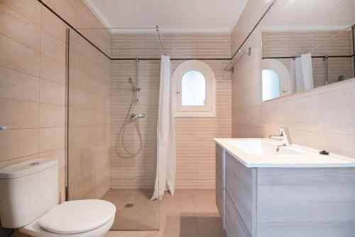 卡尔佩Calpeview II Luxury Villa By Calpitality的浴室配有卫生间、盥洗盆和淋浴。