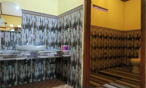 吉利阿尔3号太阳简易别墅酒店的一间带水槽和卫生间的浴室