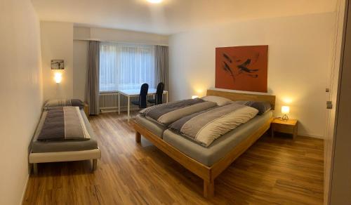 达沃斯Quellenhof C01的一间卧室配有一张床和长凳