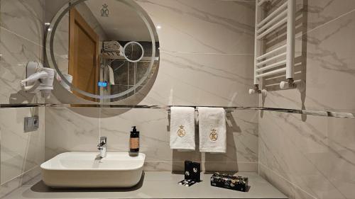 伊斯坦布尔The Külsümz Hotel的白色的浴室设有水槽和镜子