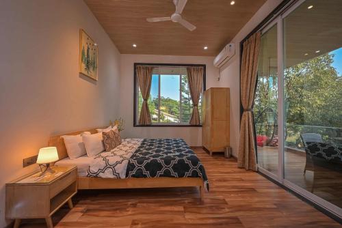 罗纳瓦拉Elegant Villa By Tropicana Stays的一间卧室设有一张床和一个大窗户