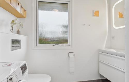 哈姆堡Nice Home In Humble With Wifi的白色的浴室设有窗户和卫生间。