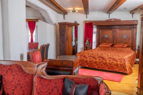 比耶利纳Ethno Village Stanisici的一间卧室配有一张床、一张沙发和椅子
