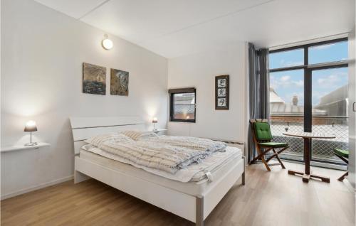 凡岛Fan Bad, Lejl, 50的白色的卧室设有床和大窗户