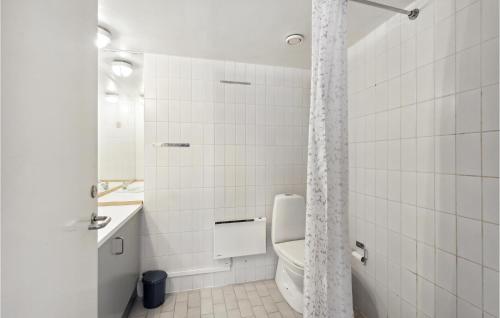 凡岛Fan Bad, Lejl, 50的白色的浴室设有卫生间和水槽。
