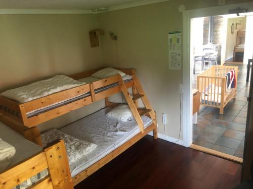 Källby琴纳库勒冒险农场旅馆的一间卧室配有两张双层床。