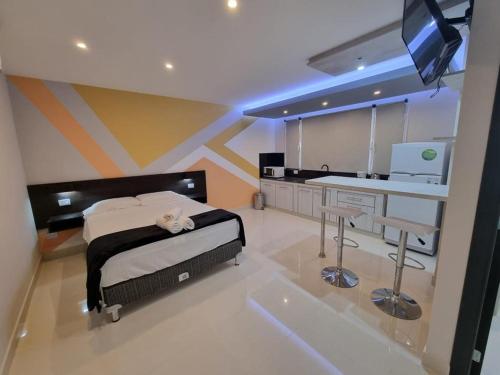 圣萨尔瓦多德朱Suite La Posta的一间卧室配有一张床、一张书桌和一台电视