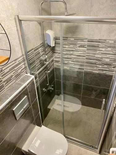 安塔利亚Nest Hotel ANTALYA的一间带玻璃淋浴和卫生间的浴室