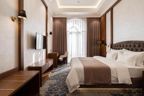 塔什干FRANKFORT Expo Hotel的酒店客房,配有床和电视