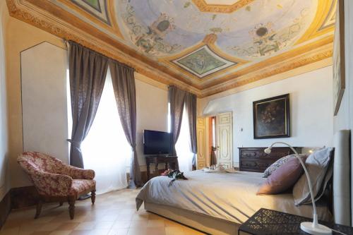 波滕扎皮切纳Stupenda Dimora Italiana Storica的一间卧室设有一张带格子天花板的大床