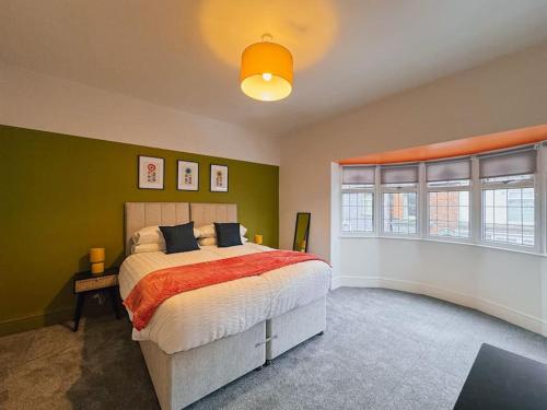 克利索普斯Vibrant Tranquility: What a gem!的一间卧室设有一张带绿色墙壁的大床