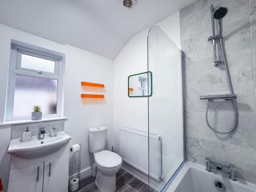 克利索普斯Vibrant Tranquility: What a gem!的浴室配有卫生间、淋浴和盥洗盆。