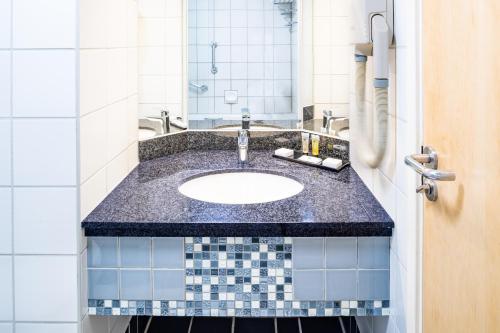 斯劳国敦斯劳温莎酒店的一间带水槽和镜子的浴室