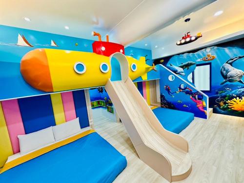 小琉球岛船屋的一间儿童房,配有滑梯和海洋主题