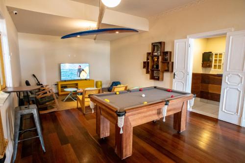 里约热内卢Longboard Paradise Surf Club的客厅配有台球桌
