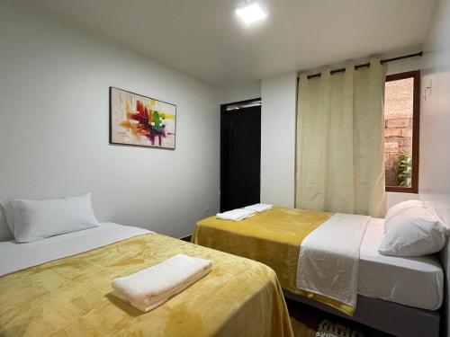 巴尼奥斯Ilusión apartment 2 bedroom 1 bathroom的客房设有两张床和窗户。