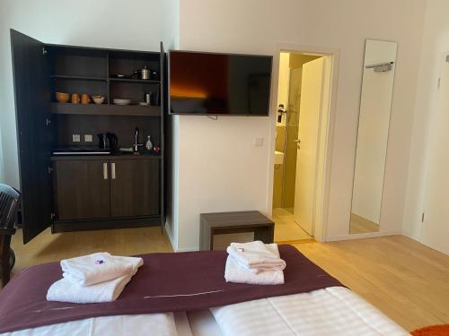 卡尔斯鲁厄sevenDays Hotel Karlsruhe的一间设有床铺的房间,上面有两条毛巾