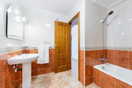 奥里韦拉斯科斯塔Orihuela Costa Torrevieja的浴室配有盥洗盆和浴缸。