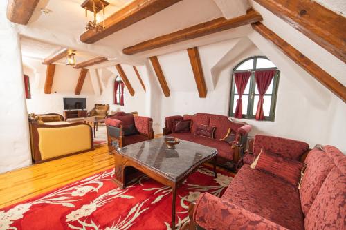 比耶利纳Ethno Village Stanisici的客厅配有红色家具和桌子
