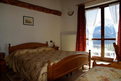 索里科塔莫拉酒店的一间卧室设有一张床和一个大窗户