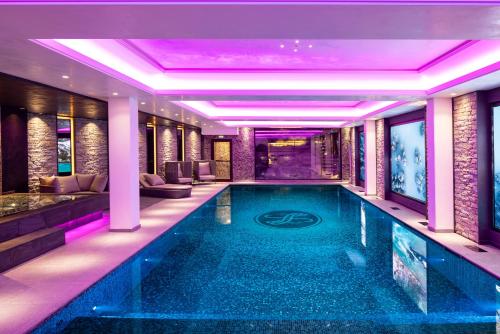 谷雪维尔拉纳酒店的游泳池位于酒店客房中间