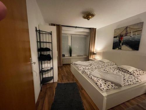 科隆科隆二号公寓的一间小卧室,配有床和窗户
