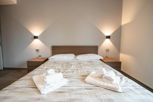 帕尔马G12 Double Rooms l Zona Ospedale Centro l Parking Custodito Privato的一间卧室配有一张大床和毛巾