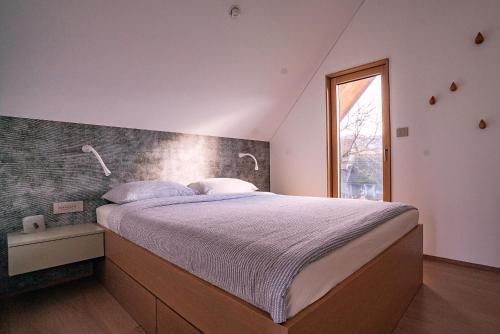 KostelHoliday House BALE, BALE的一间卧室设有一张大床和一个窗户。