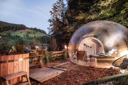 埃尔察赫Bubble-Tent Elzach inklusive Hot Tube Badefass的花园内带木栅栏的金属圆顶卧室