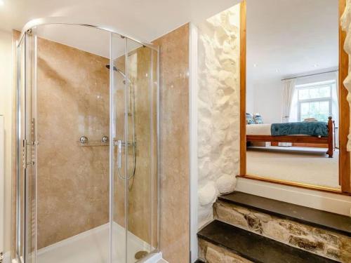 JordanstonY Gwesty Bach的带淋浴和镜子的浴室