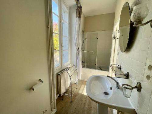 勒比格Au bord de la Vézère的白色的浴室设有水槽和窗户。