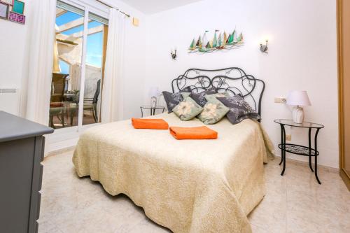 库姆布勒德尔索尔Panoramic Apartment的一间卧室配有带橙色枕头的床
