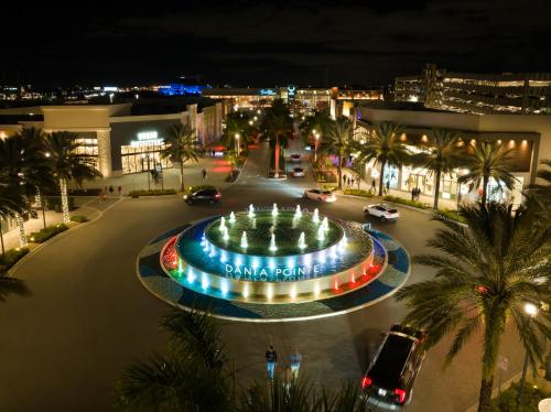 达尼亚滩Four Points by Sheraton Fort Lauderdale Airport - Dania Beach的一条街道中间的喷泉
