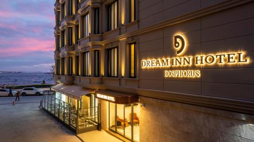 伊斯坦布尔Dream Inn Karaköy Bosphorus的一座建筑,上面标有阅读梦幻旅馆