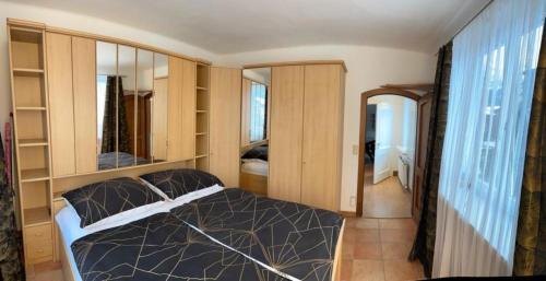 大格迈因Haus Schmidhuber Wohnung 5 mit sonniger Terrasse的一间卧室配有一张床和一面大镜子