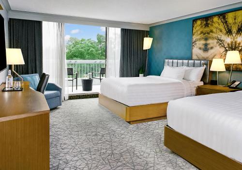 多伦多多伦多泛太平洋酒店的酒店客房设有两张床和一个阳台。