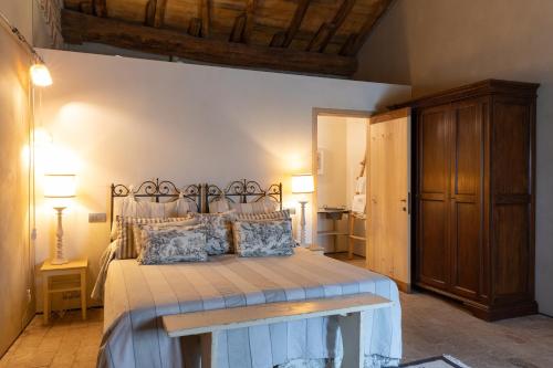 Polesine Parmense安提卡柯尔特帕拉西纳利来酒店的一间卧室设有一张带木制天花板的大床