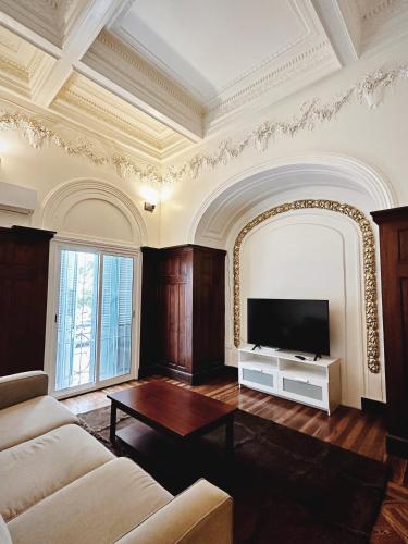 蒙得维的亚Rococo Apart的带沙发和平面电视的客厅