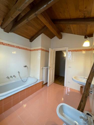 VerzuoloVILLA FELICE_UNESCO ALPS AREA的带浴缸和盥洗盆的浴室