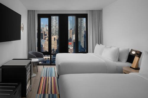 纽约Aloft New York Chelsea的酒店客房设有一张床和一个大窗户