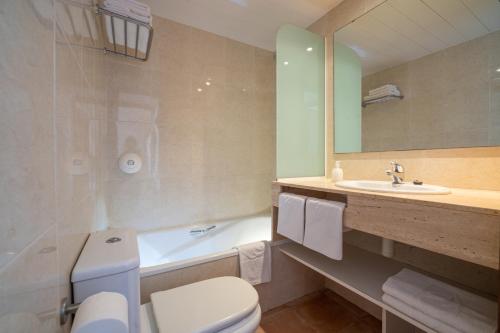 罗列特海岸阿尔巴玛公寓酒店的浴室配有卫生间、盥洗盆和浴缸。