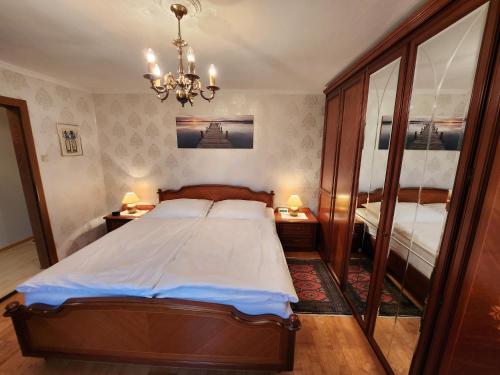 基茨比厄尔Ferienwohnung Söllner的一间卧室配有一张床和一个吊灯