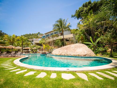 伊利亚贝拉Velas do Engenho的度假村的游泳池,带椅子和树木