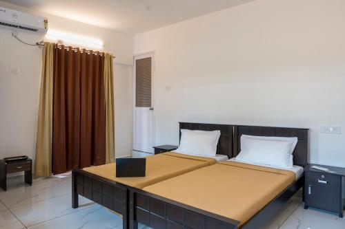 瓦尔卡拉Avanthi Homestay的一间卧室,配有两张床