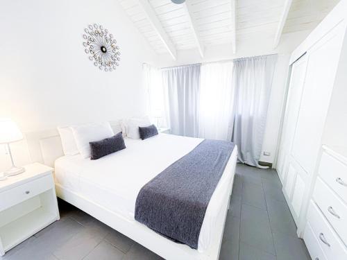蓬塔卡纳Skyline Ocean Breeze HOTEL with VIEW Los Corales BBQ WiFi Beach CLUB & SPA的白色的卧室设有一张白色大床和一个窗户。