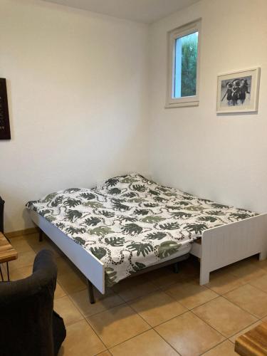 滨海苏拉克La Rosaire的一张位于一间黑白毯子房间内的床铺