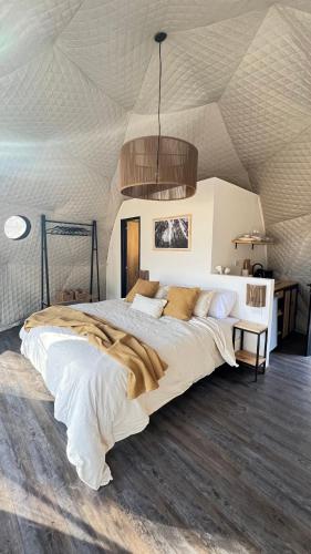 卢汉德库约Deer Glamping的一间卧室设有一张大床和天花板