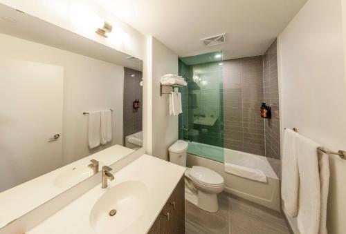 基奇纳The Laundry Rooms Station Park Kitchener的白色的浴室设有水槽和卫生间。