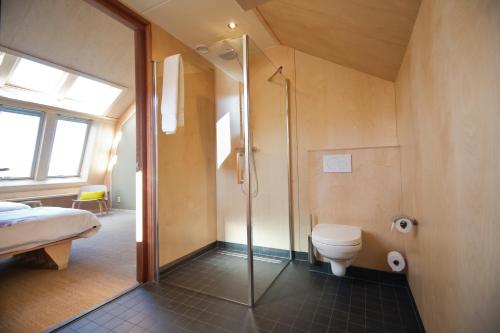 登堡Bed & Coffee Skilleplaatsje的带淋浴和卫生间的浴室。